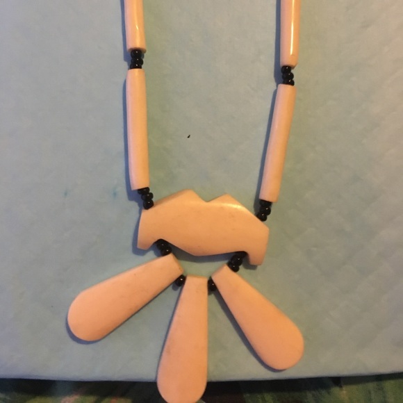 Ivory colored beaded necklace - Picture 2 of 2